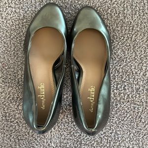 Women's olive green pumps